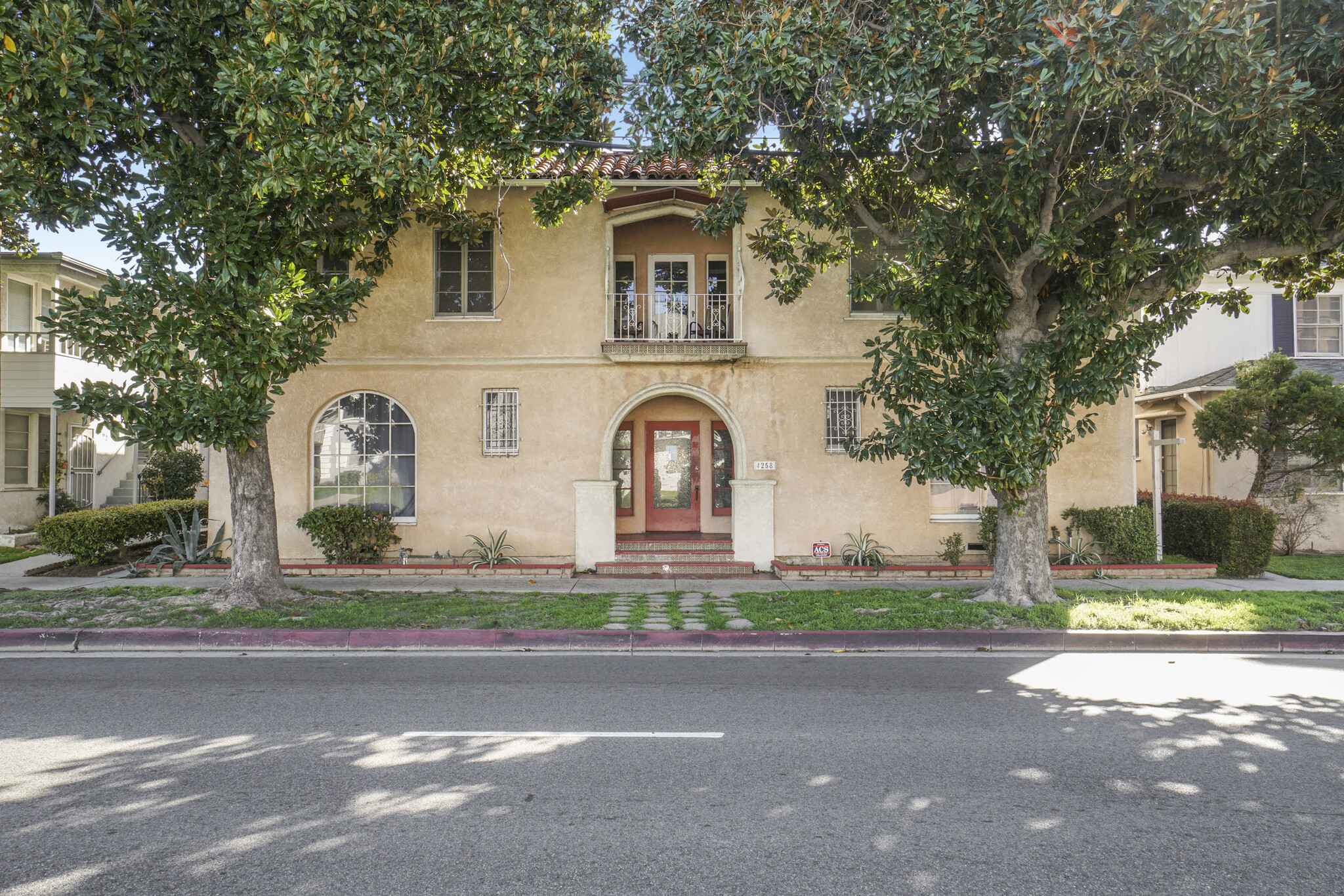 4258 Cahuenga Blvd, Toluca Lake, CA 91602 exterior