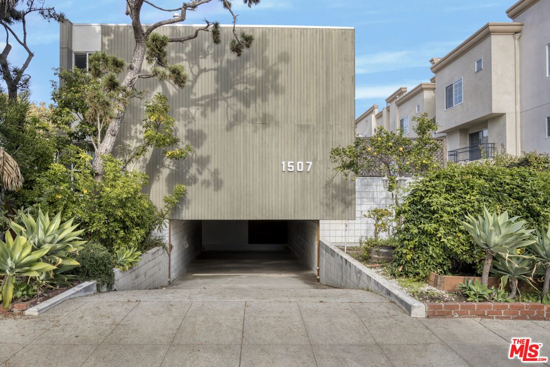 1507 Berkeley St, Santa Monica, CA 90404 exterior