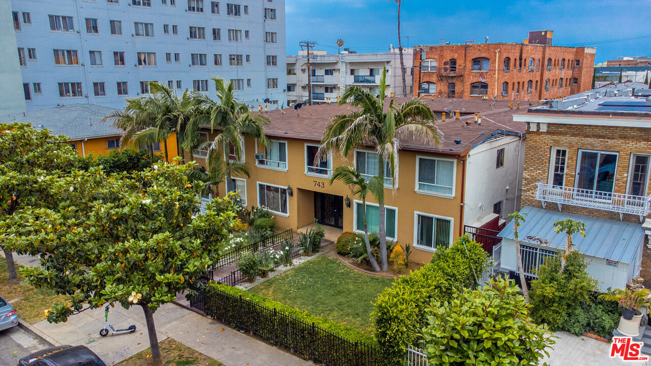 743 S Berendo St, Los Angeles, CA 90005 exterior