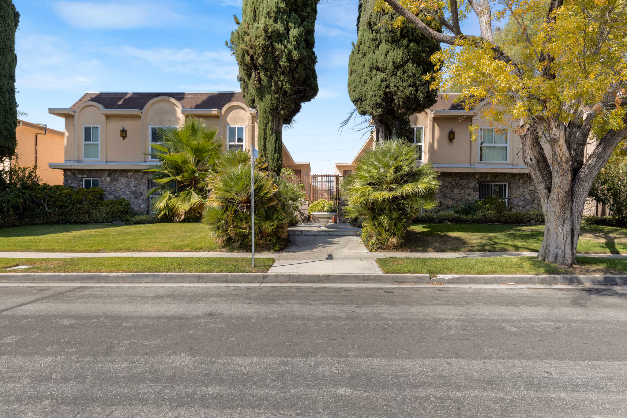 5329-5333 Agnes Ave, Los Angeles, CA 91607 exterior